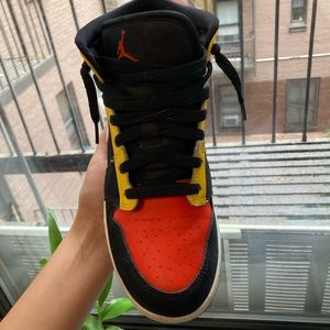 Selling these air Jordan’s 1 mid SE black Amarillo size 6y going for 150-200